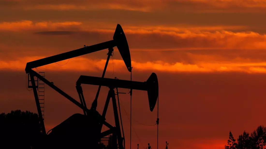 Ölpumpen stehen im Sonnenuntergang auf einem Ölfeld bei Los Angeles. - Bild: epa Paul Buck/EPA/dpa