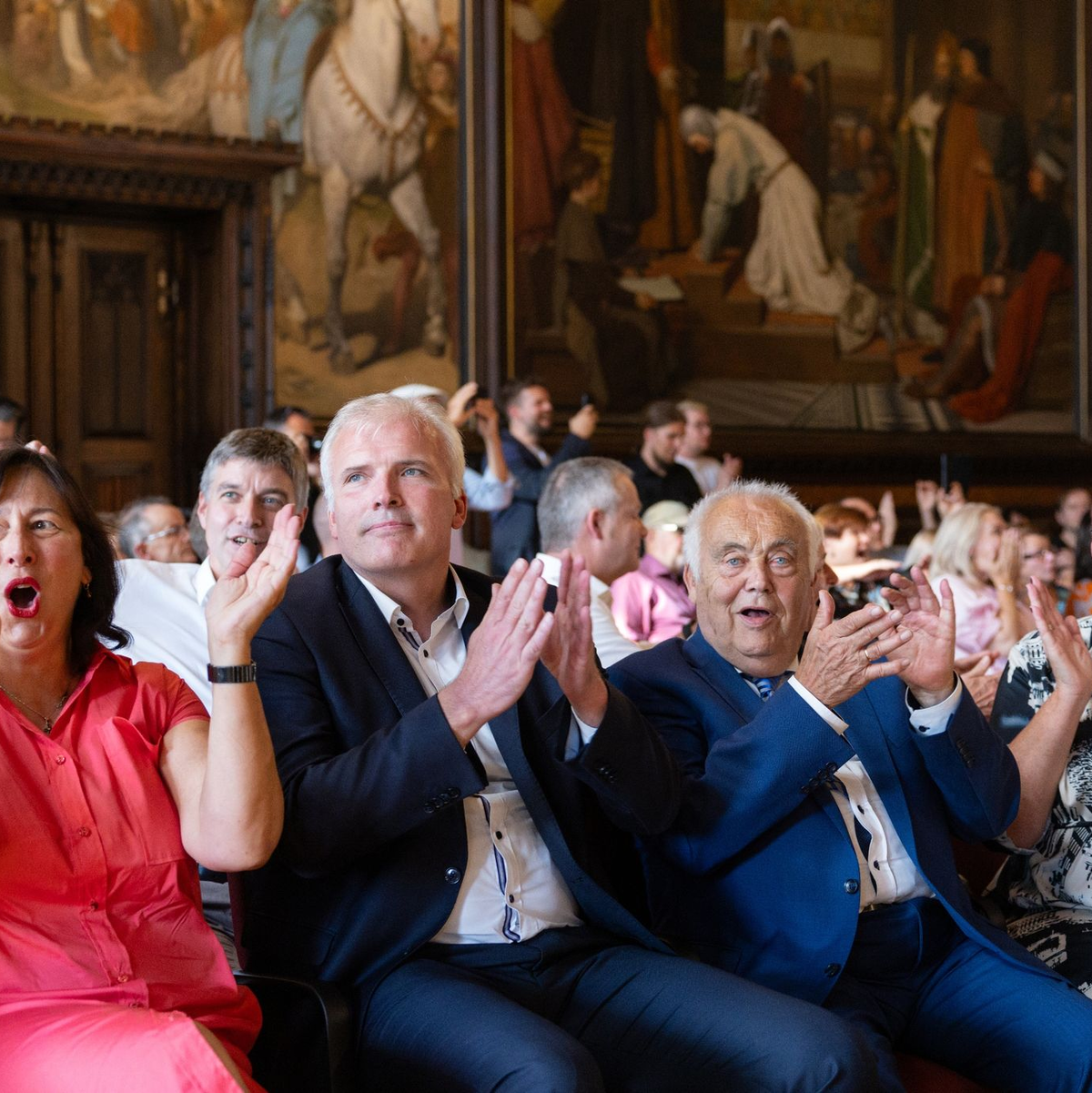 Oberbürgermeister Andreas Bausewein (2.v.l., SPD) und Reinhard Schramm, Vorsitzender der Jüdischen Landesgemeinde, nach Bekanntgabe der Entscheidung. - Foto: Michael Reichel/dpa