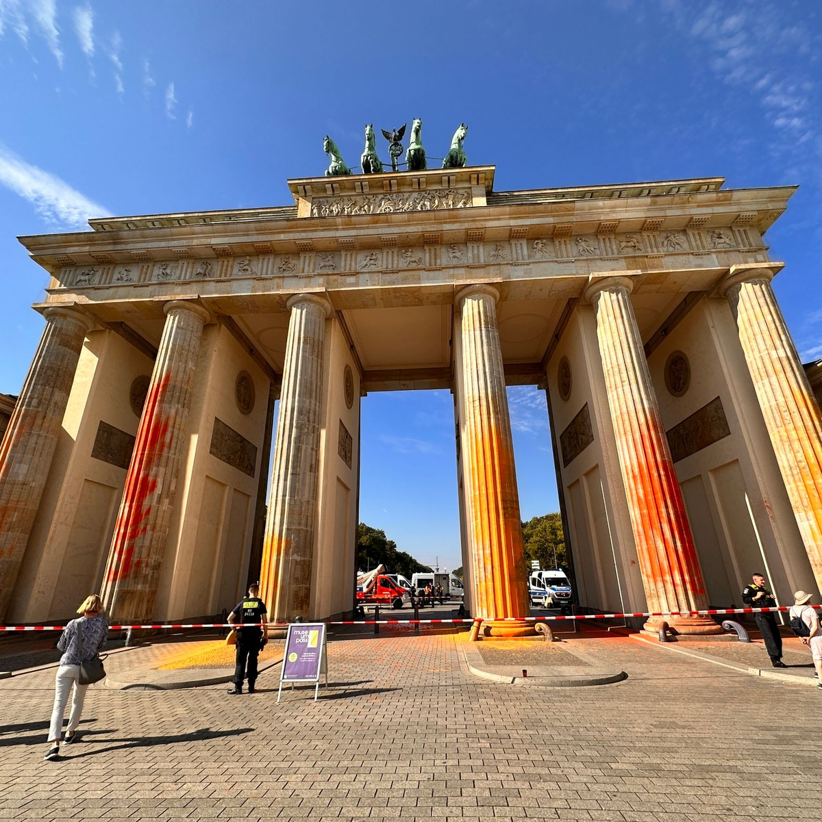 Säulen in Orange: Auch das Brandenburger Tor wurde im vergangenen Jahr zum Ziel der Klimaaktivisten. (Archivbild) - Foto: Paul Zinken/dpa