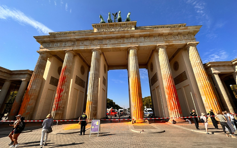Säulen in Orange: Auch das Brandenburger Tor wurde im vergangenen Jahr zum Ziel der Klimaaktivisten. (Archivbild) - Foto: Paul Zinken/dpa Säulen in Orange: Auch das Brandenburger Tor wurde im vergangenen Jahr zum Ziel der Klimaaktivisten. (Archivbild) - Foto: Paul Zinken/dpa