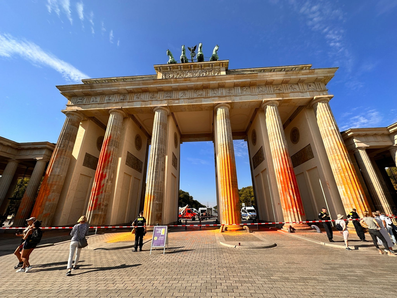 Säulen in Orange: Auch das Brandenburger Tor wurde im vergangenen Jahr zum Ziel der Klimaaktivisten. (Archivbild) - Foto: Paul Zinken/dpa