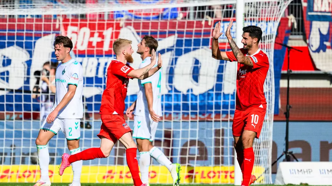 Heidenheim feiert vor heimischer Kulisse den ersten Saisonsieg gegen Werder Bremen. - Bild: Tom Weller/dpa