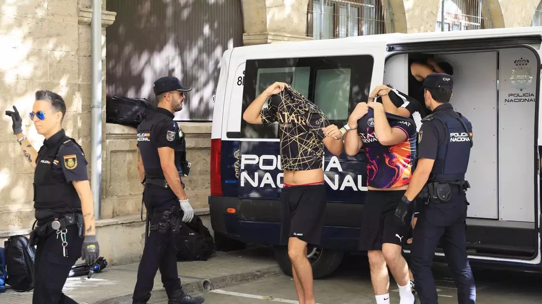 Polizisten führen die Verdächtigen zum Termin mit dem Haftrichter auf der Balearische Insel. - Bild: Clara Margais/dpa