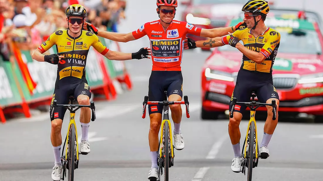 Sepp Kuss (M), Jonas Vingegaard (l) und Primoz Roglic gewannen in diesem Jahr alle drei großen Landesrundfahrten für Jumbo-Visma. - Bild: Roth/dpa