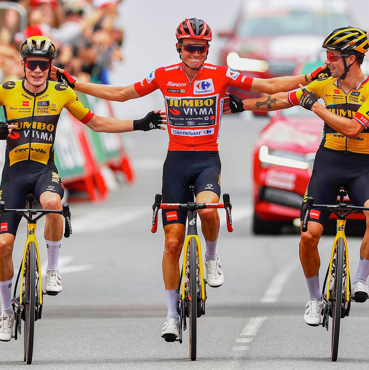 Sepp Kuss (M), Jonas Vingegaard (l) und Primoz Roglic gewannen in diesem Jahr alle drei großen Landesrundfahrten für Jumbo-Visma. - Foto: Roth/dpa