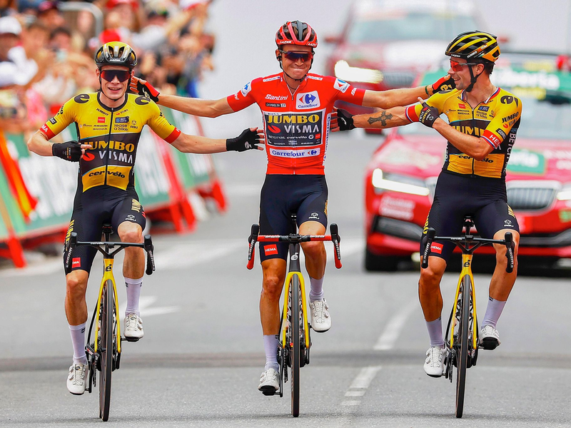 Sepp Kuss (M), Jonas Vingegaard (l) und Primoz Roglic gewannen in diesem Jahr alle drei großen Landesrundfahrten für Jumbo-Visma. - Foto: Roth/dpa