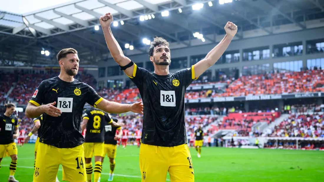 Dortmunds Mats Hummels (r) jubelt nach seinem Tor zum 4:2. - Bild: Tom Weller/dpa