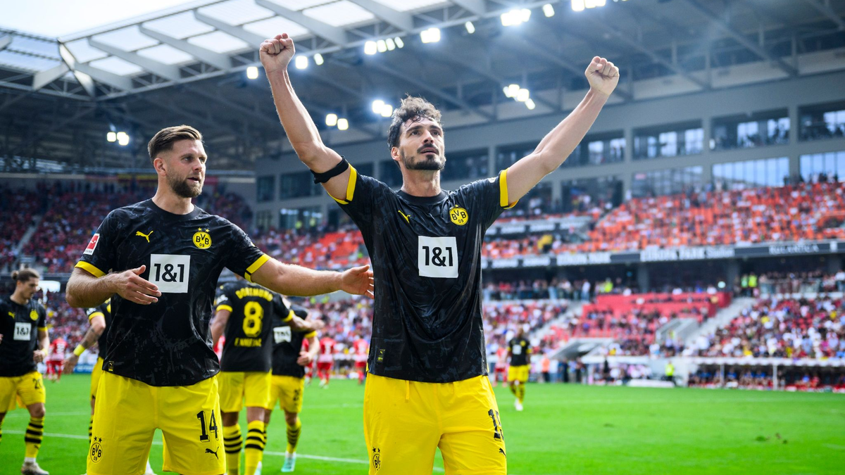 Dortmunds Mats Hummels (r) jubelt nach seinem Tor zum 4:2. - Foto: Tom Weller/dpa
