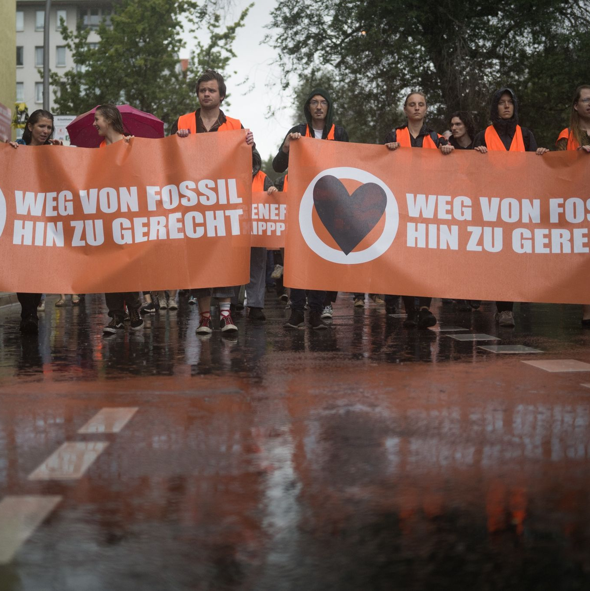 Demonstranten nehmen an einem Protestmarsch der Klimaschutzgruppe 