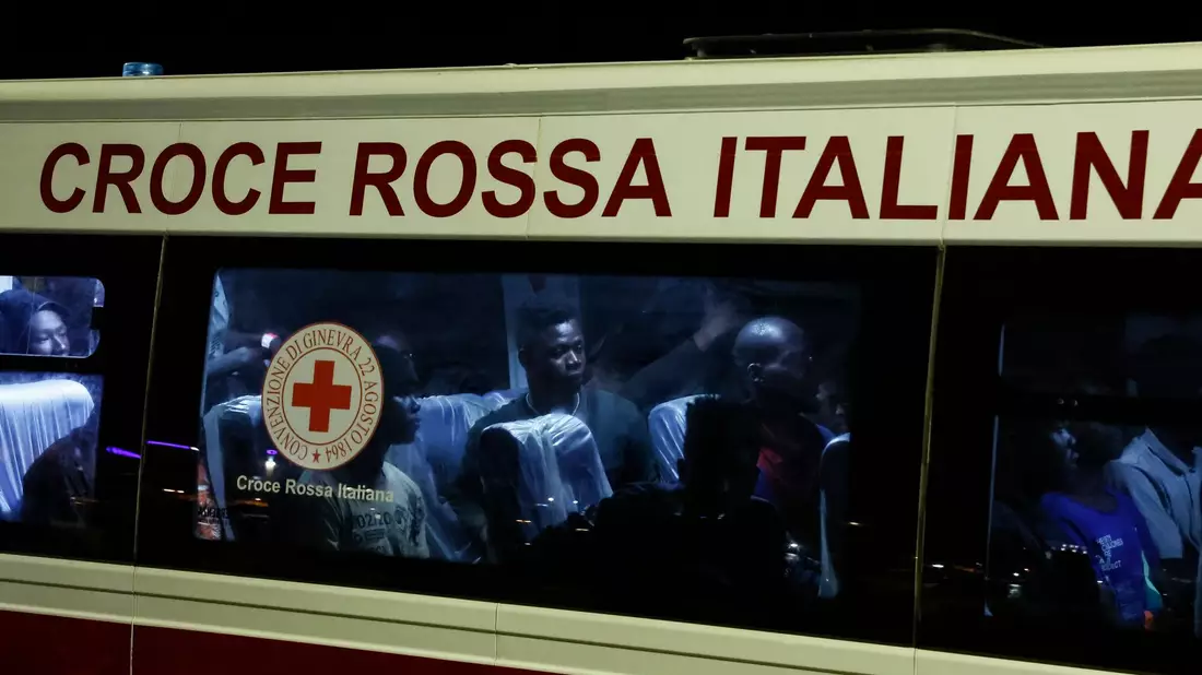 Gerettete Migranten gehen auf der italienischen Insel Lampedusa von einem Boot an Land. - Bild: Cecilia Fabiano/LaPresse via AP/dpa