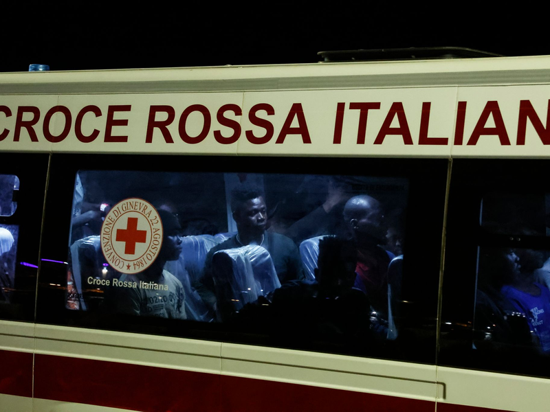 Gerettete Migranten gehen auf der italienischen Insel Lampedusa von einem Boot an Land. - Foto: Cecilia Fabiano/LaPresse via AP/dpa