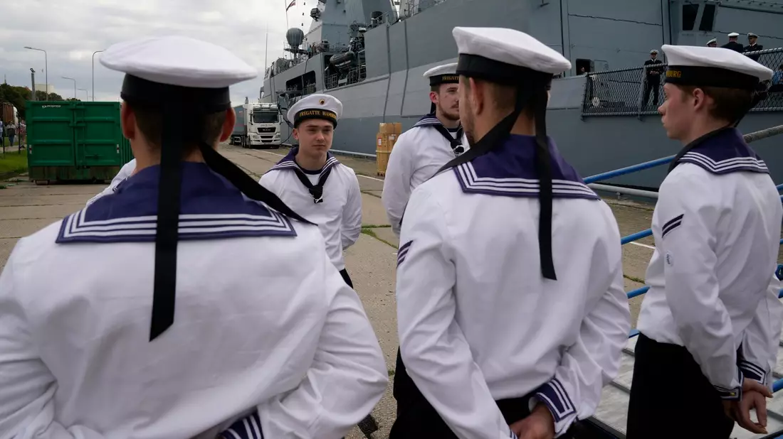 Besatzungsmitglieder der deutschen Fregatte «Hamburg» in Riga. - Bild: Roman Koksarov/dpa
