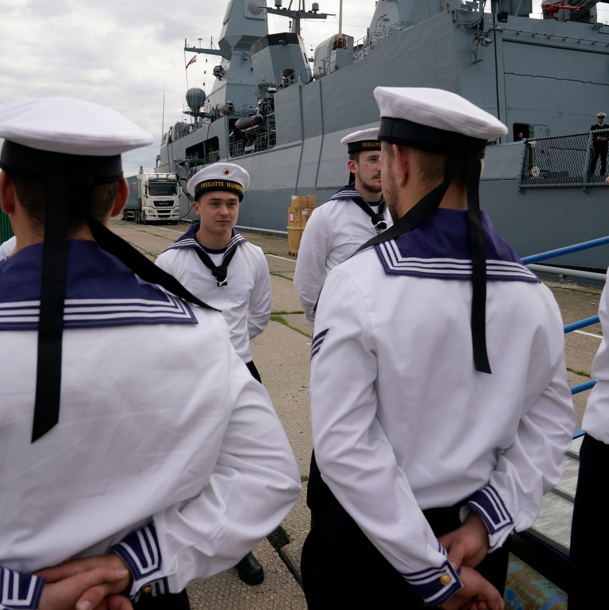 Besatzungsmitglieder der deutschen Fregatte «Hamburg» in Riga. - Foto: Roman Koksarov/dpa