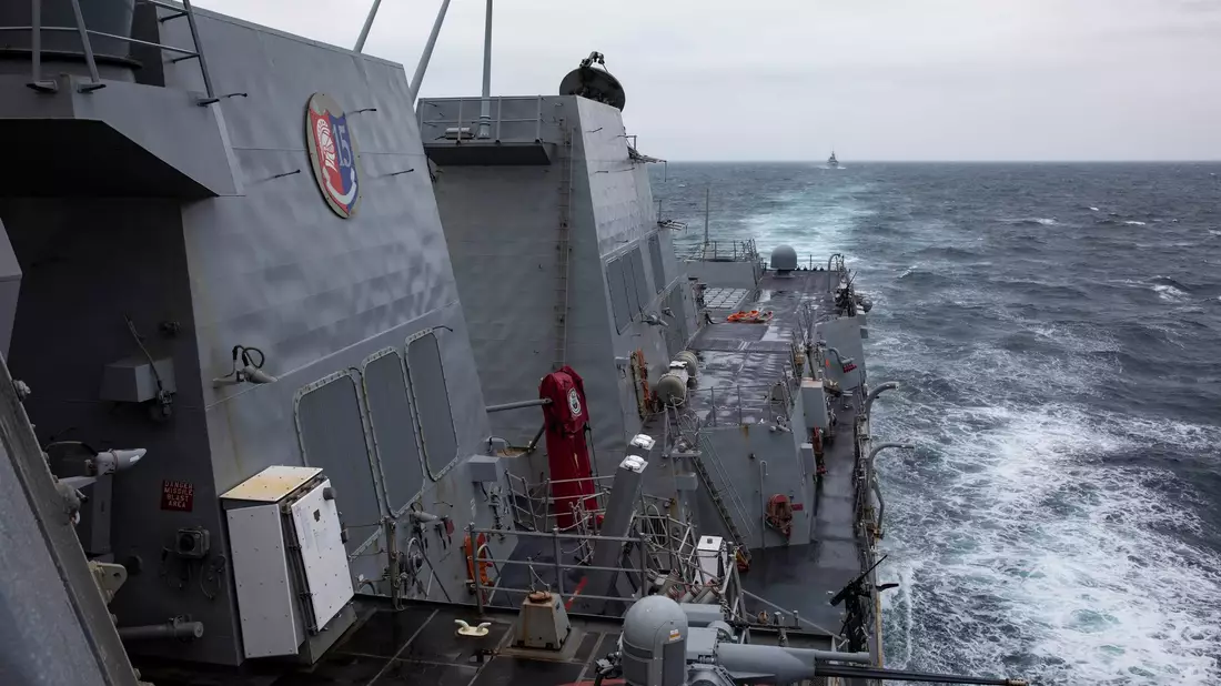 Ein US-Lenkwaffenzerstörer führt routinemäßige Unterwassereinsätze in der Straße von Taiwan durch. Die Meerenge zwischen China und Taiwan ist erneut Schauplatz militärischen Machtgebarens. - Bild: Mass Communication Specialist 1s/U.S. Navy/AP/dpa