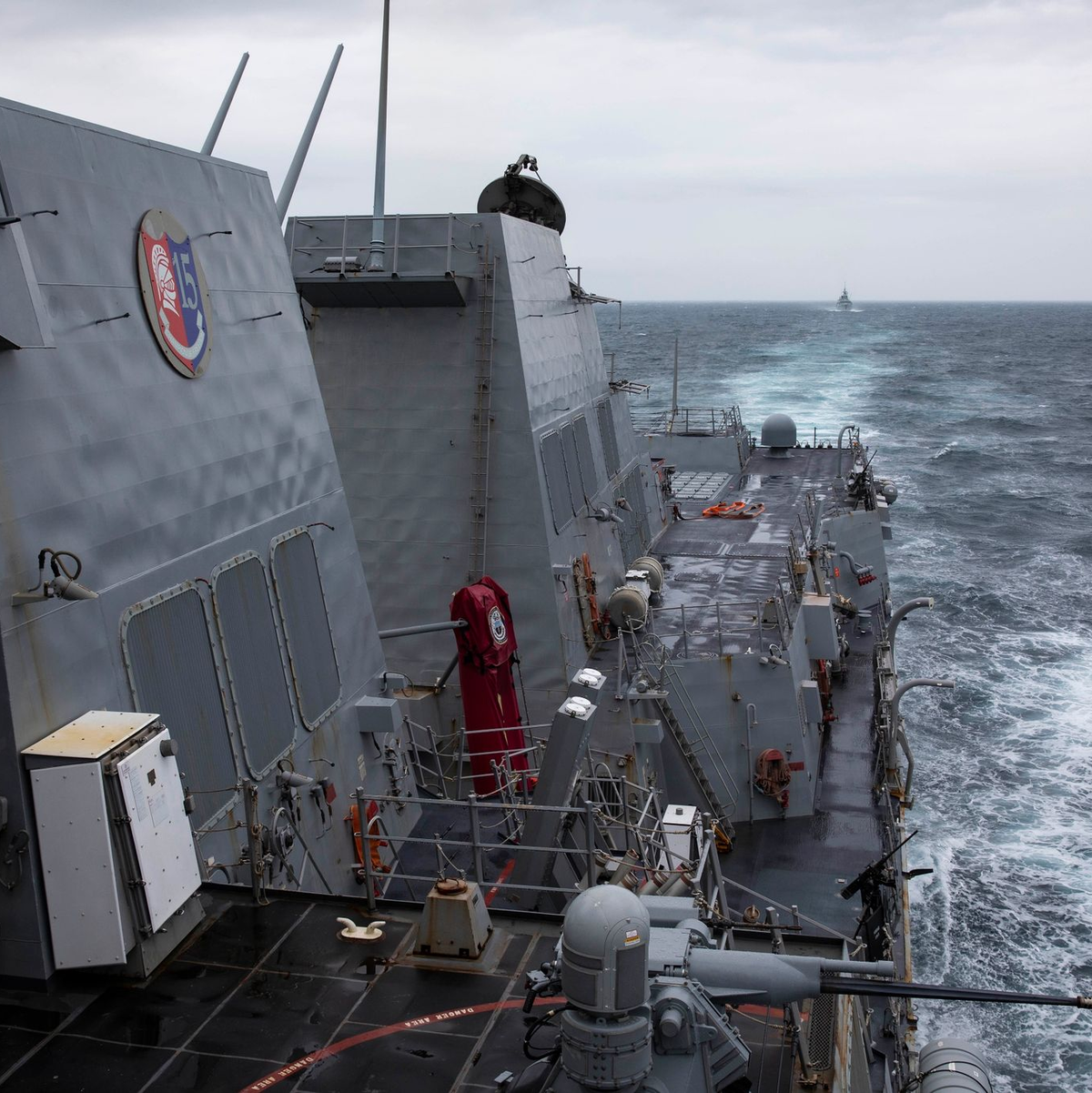 Ein US-Lenkwaffenzerstörer führt routinemäßige Unterwassereinsätze in der Straße von Taiwan durch. Die Meerenge zwischen China und Taiwan ist erneut Schauplatz militärischen Machtgebarens. - Foto: Mass Communication Specialist 1s/U.S. Navy/AP/dpa