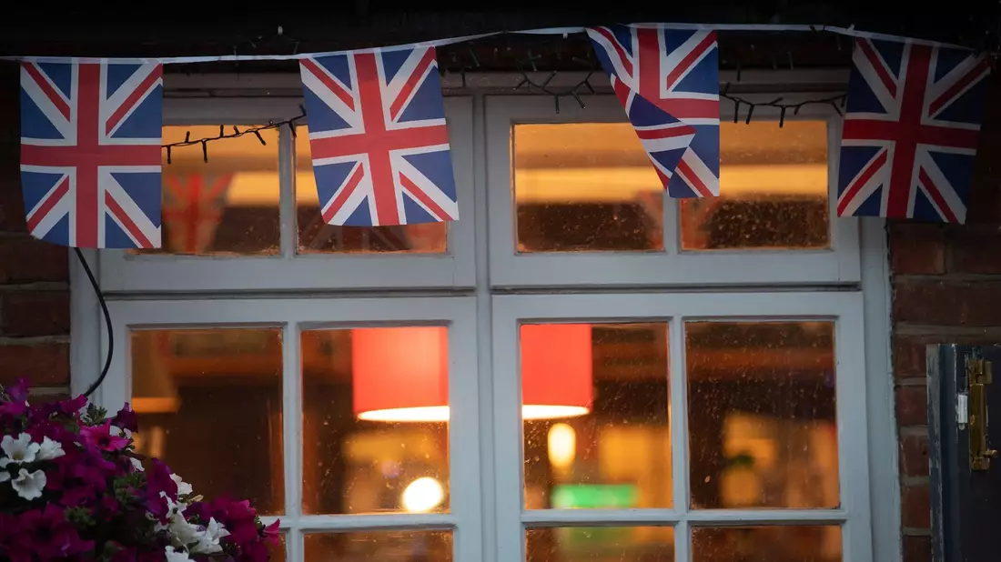 Gestiegene Energie-, Personal- und Großhandelspreise wirken sich auf die Zahl der Pubs in Großbritannien aus. - Bild: Sebastian Gollnow/dpa