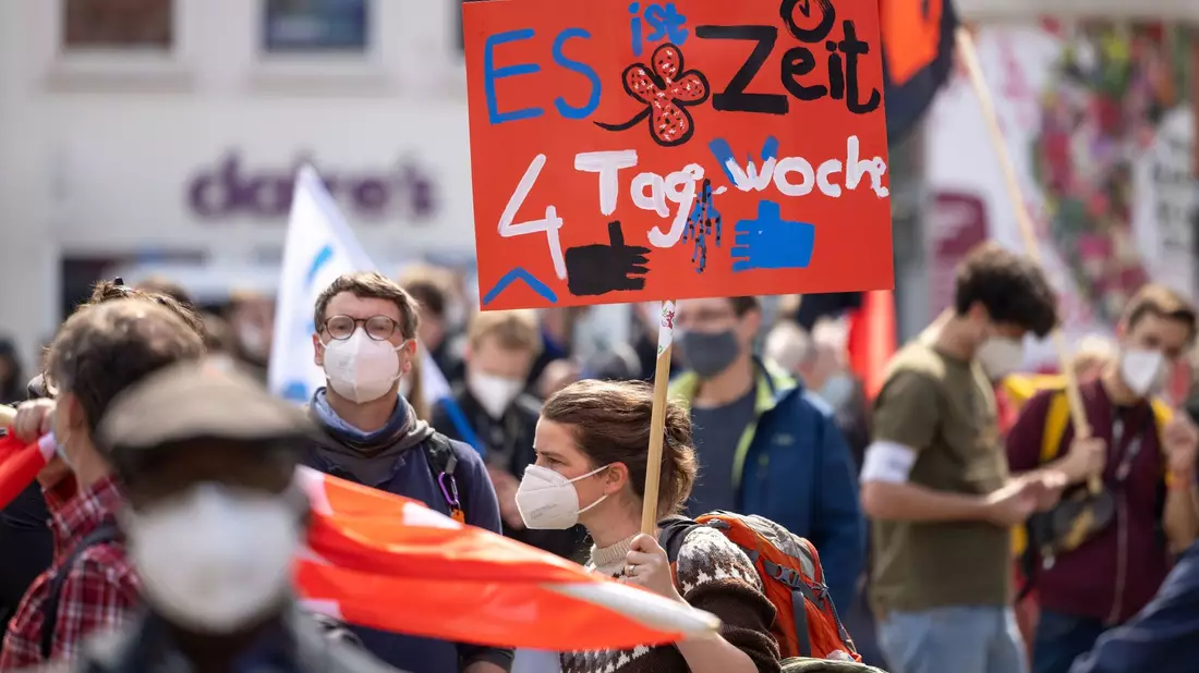 Eine Unternehmensberatung mit Sitz in Berlin will mindestens 50 Unternehmen von einem Vier-Tage-Woche-Projekt überzeugen. - Bild: Michael Reichel/ZB/dpa