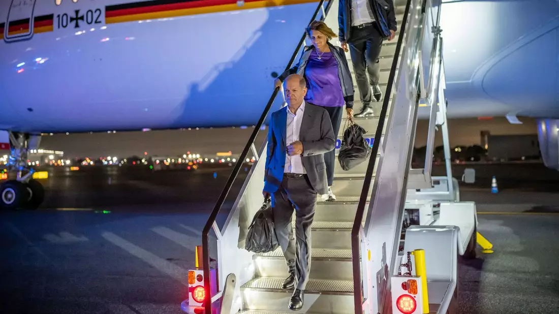 Bundeskanzler Olaf Scholz (SPD) und seine Ehefrau Britta Ernst sind in New York eingetroffen. - Bild: Michael Kappeler/dpa