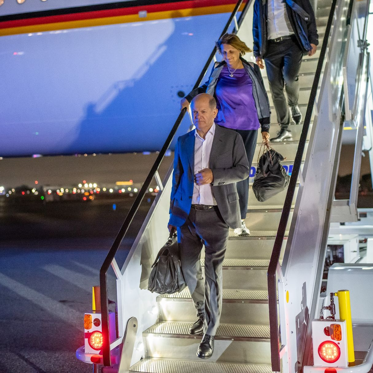 Bundeskanzler Olaf Scholz (SPD) und seine Ehefrau Britta Ernst sind in New York eingetroffen. - Foto: Michael Kappeler/dpa
