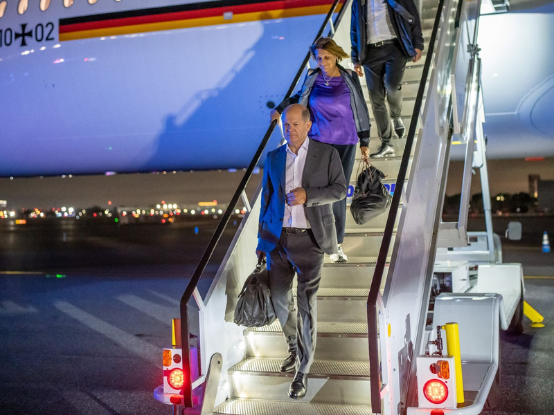 Bundeskanzler Olaf Scholz (SPD) und seine Ehefrau Britta Ernst sind in New York eingetroffen. - Foto: Michael Kappeler/dpa