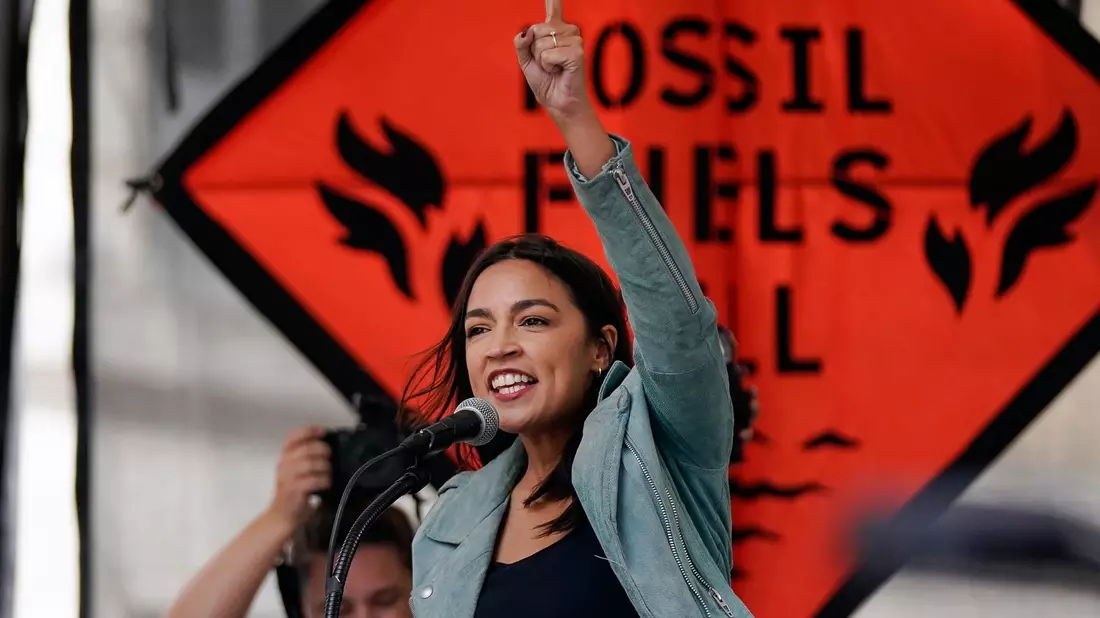 Die demokratische US-Abgeordnete Alexandria Ocasio-Cortez spricht beim Klimaprotest in New York. - Bild: Bryan Woolston/AP/dpa