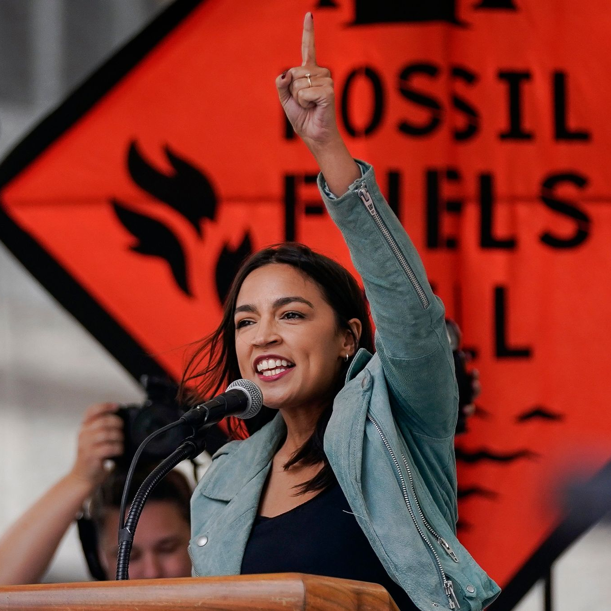 Die demokratische US-Abgeordnete Alexandria Ocasio-Cortez spricht beim Klimaprotest in New York. - Foto: Bryan Woolston/AP/dpa