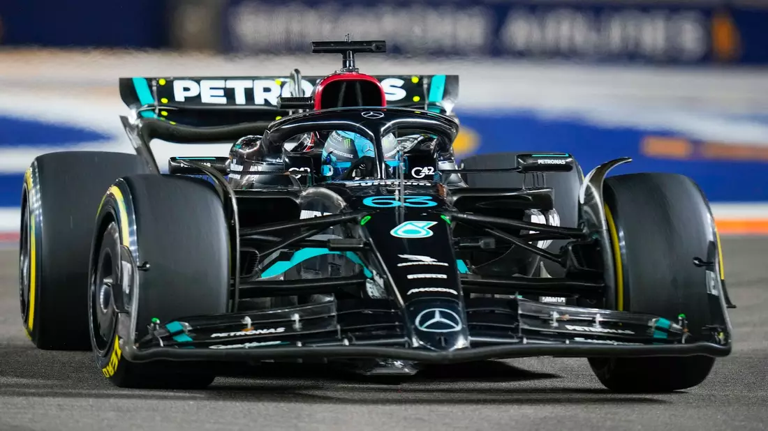 George Russell kam zu nah an die Wand und konnte seinen Mercedes nicht mehr auf der Strecke halten. - Bild: Vincent Thian/AP/dpa