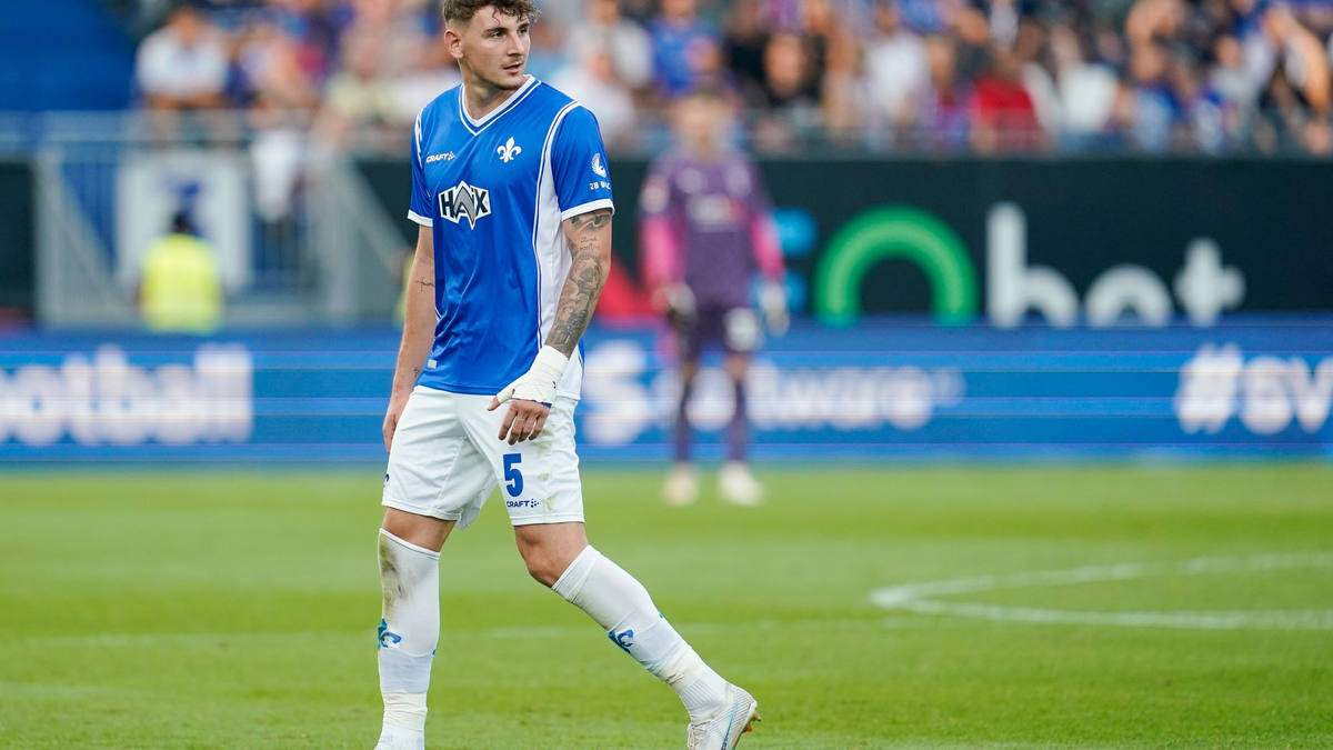 Darmstadts Matej Maglica verlässt nach seiner roten Karte das Spielfeld. - Foto: Uwe Anspach/dpa