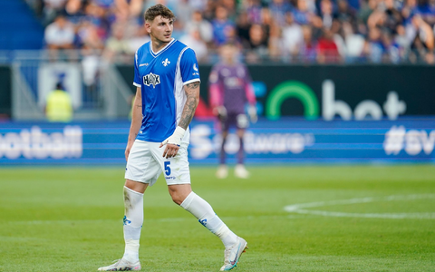 Darmstadts Matej Maglica verlässt nach seiner roten Karte das Spielfeld. - Foto: Uwe Anspach/dpa