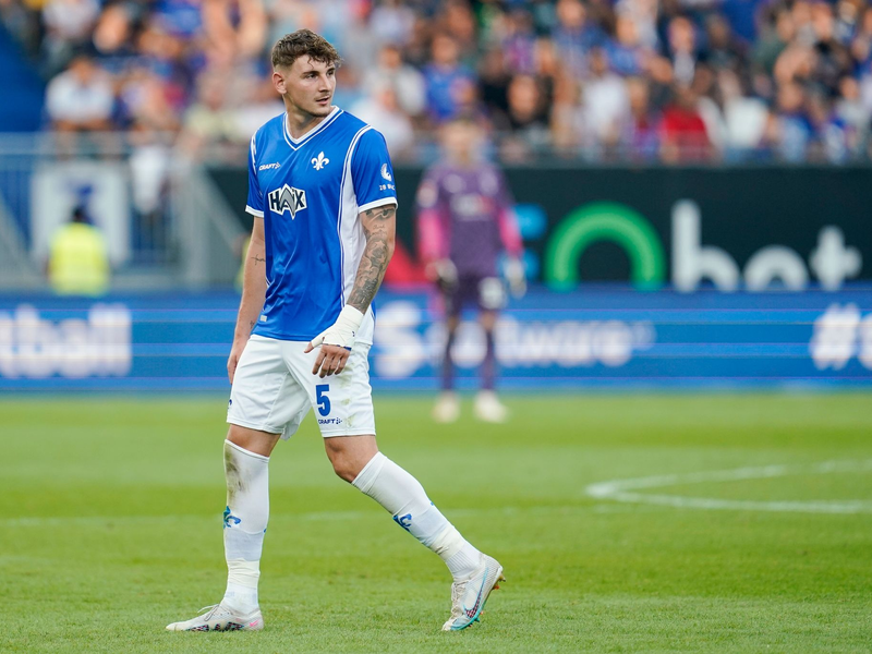 Darmstadts Matej Maglica verlässt nach seiner roten Karte das Spielfeld. - Foto: Uwe Anspach/dpa