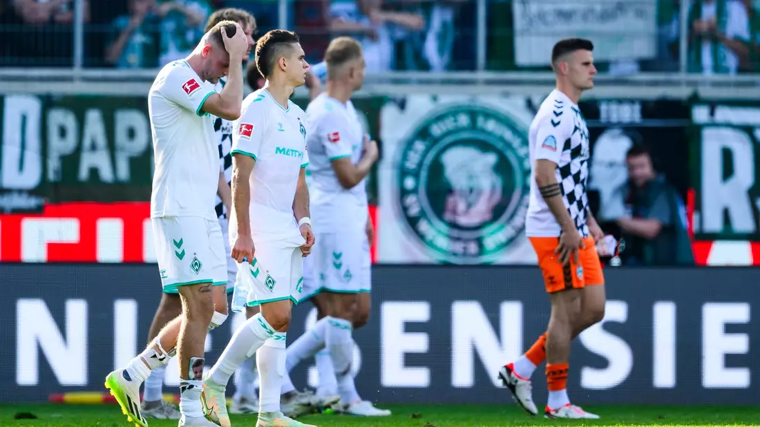 Die Werder-Spieler waren nach der Niederlage gegen Heidenheim bedient. - Bild: Tom Weller/dpa