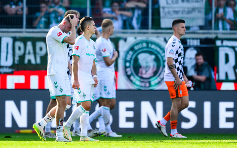 Die Werder-Spieler waren nach der Niederlage gegen Heidenheim bedient. - Foto: Tom Weller/dpa