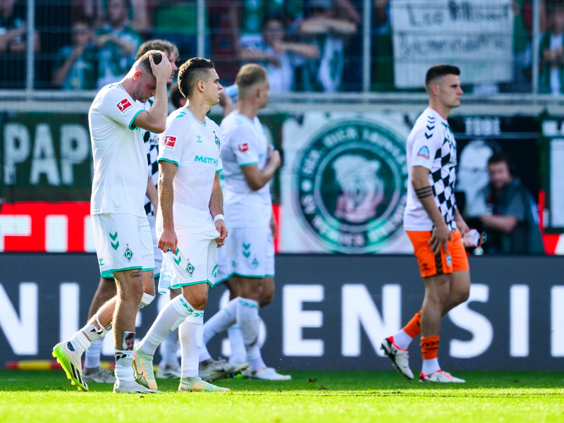 Die Werder-Spieler waren nach der Niederlage gegen Heidenheim bedient. - Foto: Tom Weller/dpa
