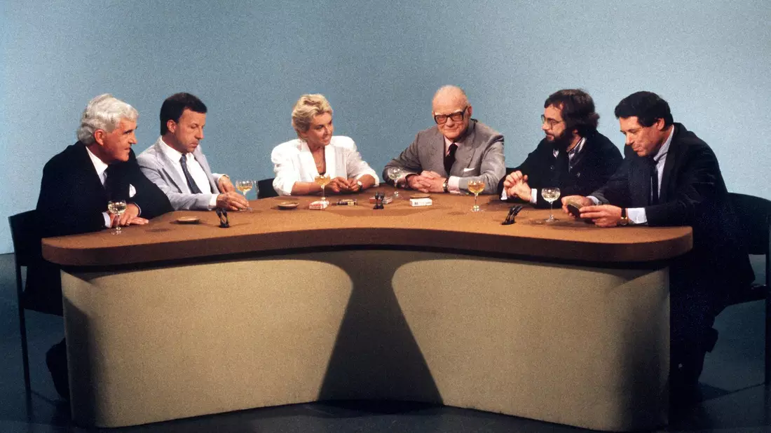 Fernseh-Moderator Werner Höfer (3.v.r.) im August 1987 mit seinen Gästen, darunter die ehemaligen Regierungssprecher Klaus Bölling (r) und Peter Boenisch (l). - Bild: Franz-Peter Tschauner/dpa