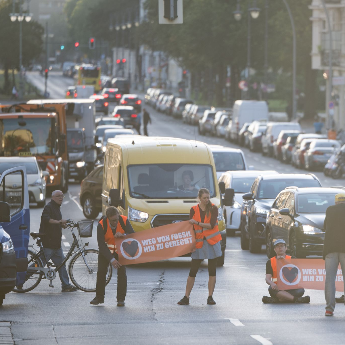 Aktivisten der Klimaschutzgruppe Letzte Generation blockieren den Spandauer Damm in Berlin. - Foto: Sebastian Christoph Gollnow/dpa