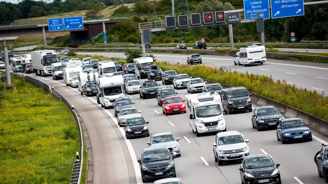 Stockender Verkehr auf der Autobahn A1 bei Moorfleet im August. - Bild: Daniel Bockwoldt/dpa