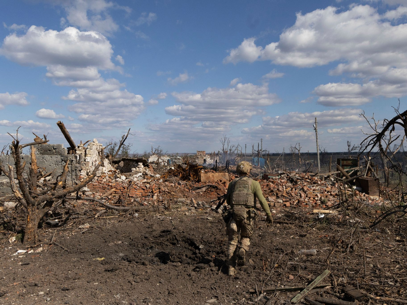 Frontlinie in Andriiwka in der Region Donezk. Die 3. Angriffsbrigade gab am Freitag bekannt, dass sie die vom Krieg zerstörte Siedlung zurückerobert hat. - Foto: Alex Babenko/AP/dpa