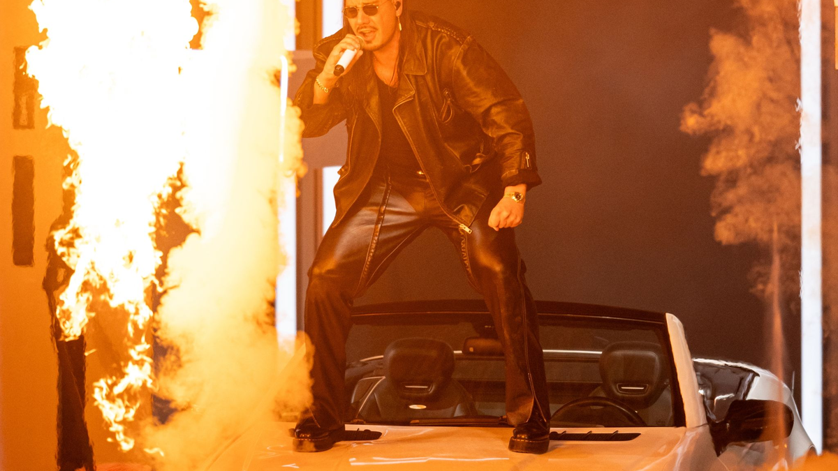 Der deutsche Rapper und Sänger Apache 207 steht bei seinem Auftritt in der Waldbühne auf einem Mercedes SL. - Foto: Hannes P. Albert/dpa