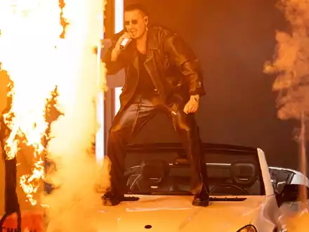 Der deutsche Rapper und Sänger Apache 207 steht bei seinem Auftritt in der Waldbühne auf einem Mercedes SL. - Foto: Hannes P. Albert/dpa
