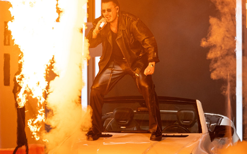 Der deutsche Rapper und Sänger Apache 207 steht bei seinem Auftritt in der Waldbühne auf einem Mercedes SL. - Foto: Hannes P. Albert/dpa