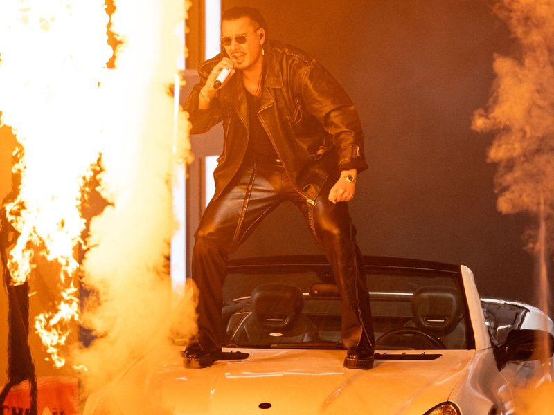 Der deutsche Rapper und Sänger Apache 207 steht bei seinem Auftritt in der Waldbühne auf einem Mercedes SL. - Foto: Hannes P. Albert/dpa