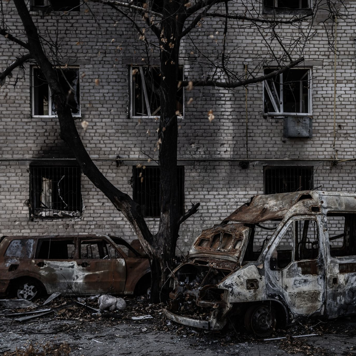 Augebrannte Autos vor einem schwer beschädigten Wohnblock in der Frontstadt Orichiw. - Foto: Oliver Weiken/dpa