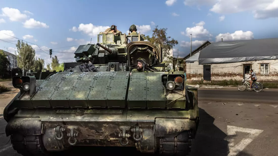 Von den USA bereitgestellter Schützenpanzer «Bradley» im Zentrum von Orichiw. - Bild: Oliver Weiken/dpa