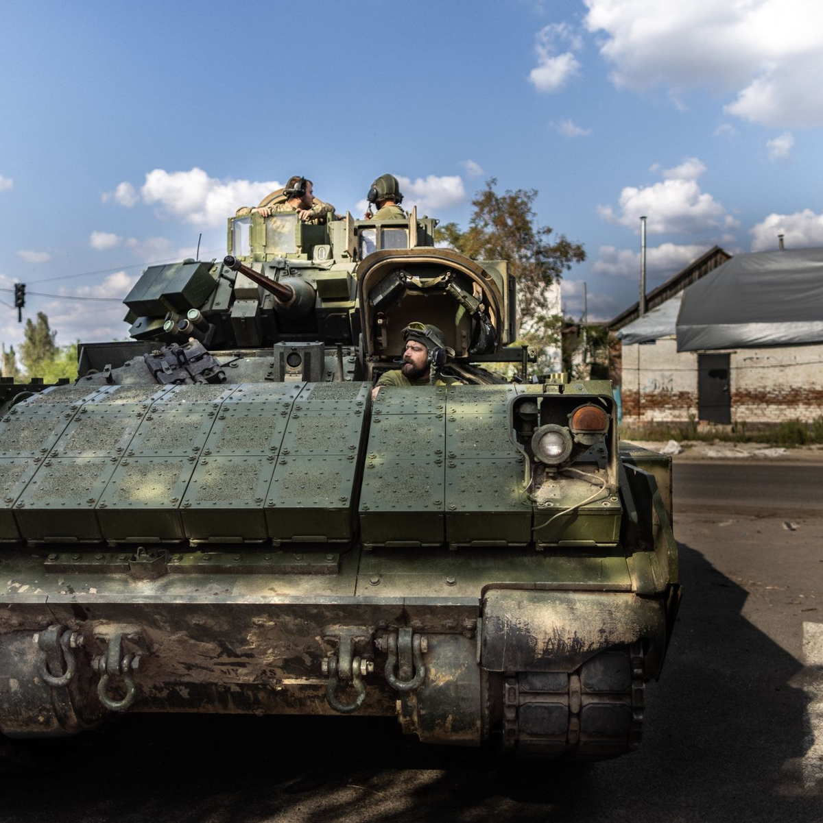 Von den USA bereitgestellter Schützenpanzer «Bradley» im Zentrum von Orichiw. - Foto: Oliver Weiken/dpa