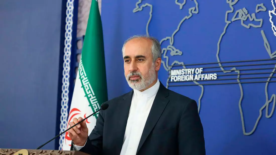 Irans Außenamtssprecher Nasser Kanaani bei einer Pressekonferenz in Teheran. - Bild: Uncredited/Iranian Foreign Ministry/AP/dpa