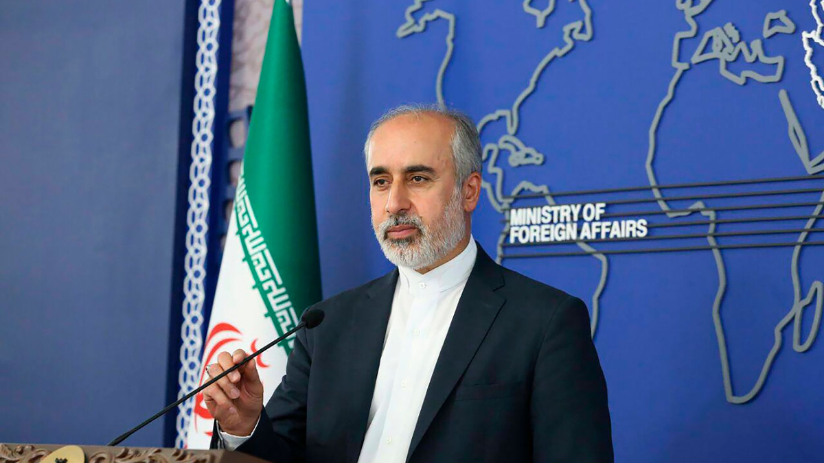 Irans Außenamtssprecher Nasser Kanaani bei einer Pressekonferenz in Teheran. - Foto: Uncredited/Iranian Foreign Ministry/AP/dpa