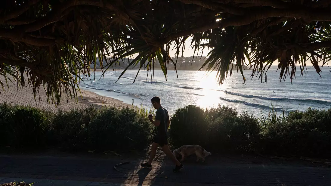 Rekordhitze in Australien gleich zu Beginn der warmen Jahreszeit: In weiten Teilen des Landes werden seit dem Wochenende Werte weit über der Norm verzeichnet. - Bild: Flavio Brancaleone/AAP/dpa