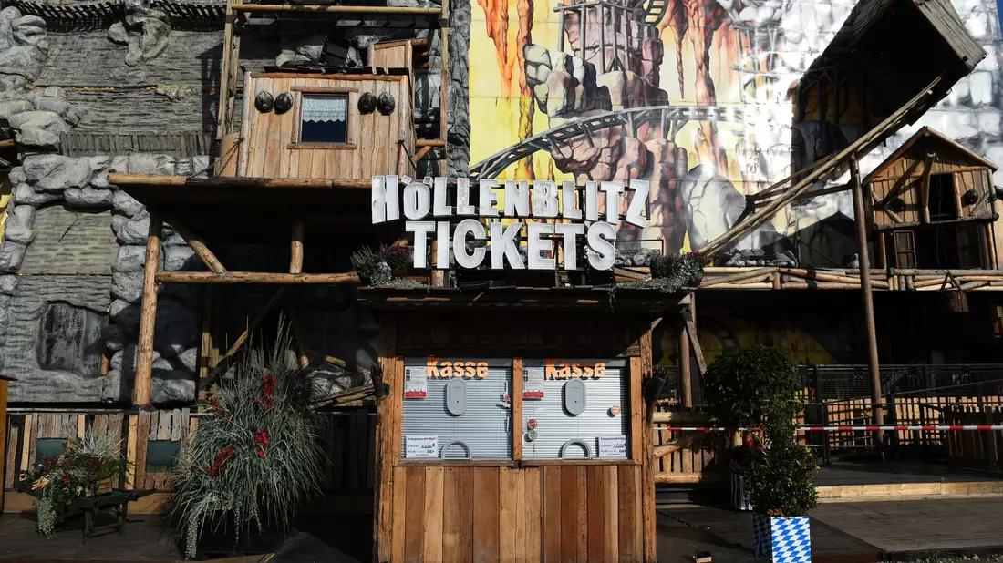 Die Reparaturen am «Höllenblitz» auf dem Oktoberfest sind weitgehend abgeschlossen. - Bild: Felix Hörhager/dpa