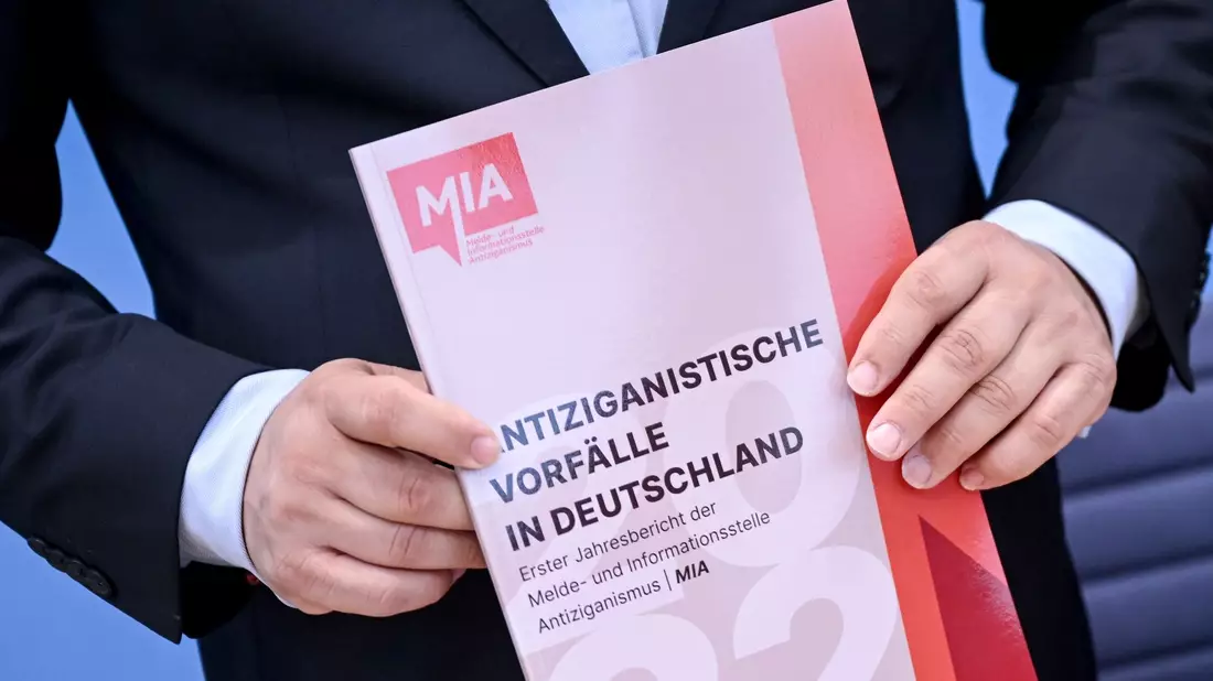 Vorstellung des Jahresberichts der Melde- und Informationsstelle Antiziganismus (MIA) 2022. - Bild: Britta Pedersen/dpa