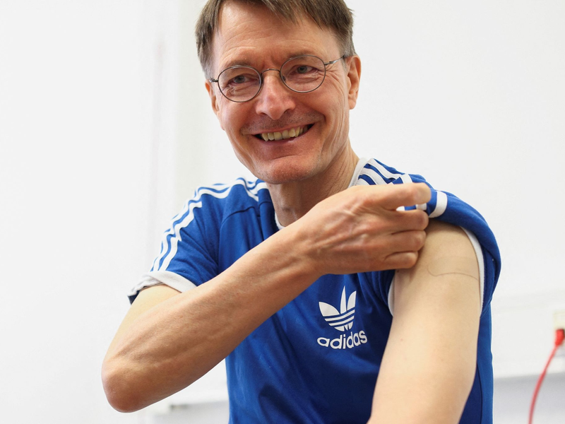 Gesundheitsminister Karl Lauterbach eröffnet den Start der Corona-Impf-Saison. - Foto: Lisi Niesner/Reuters/Pool/dpa